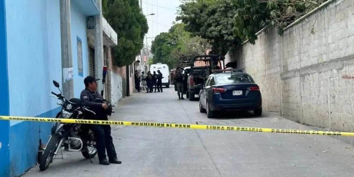 Localizan tres personas sin vida y con huellas de violencia en una vivienda de la colonia El Charco en Tetecala; Fiscalía ya investiga.