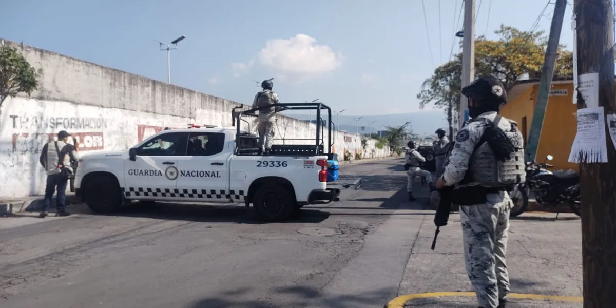 Un hombre fue encontrado sin vida con impactos de bala en la colonia Satélite de Cuernavaca; la víctima permanece sin identificar.
