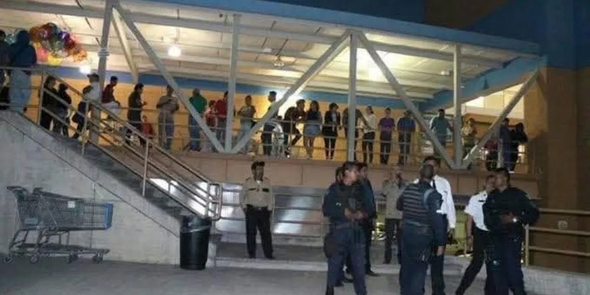 Sujetos armados asaltaron una tienda en avenida Domingo Diez, en Cuernavaca; hay una persona lesionada.