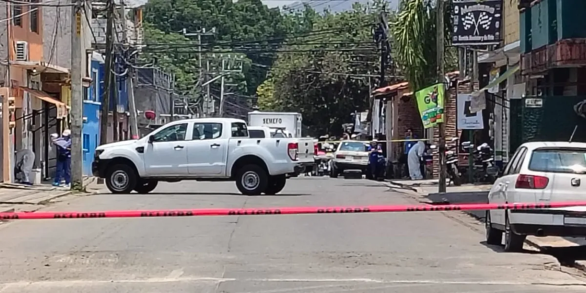 Una joven fue asesinada a balazos dentro de una frutería en Emiliano Zapata; Fiscalía investiga el caso como posible feminicidio.