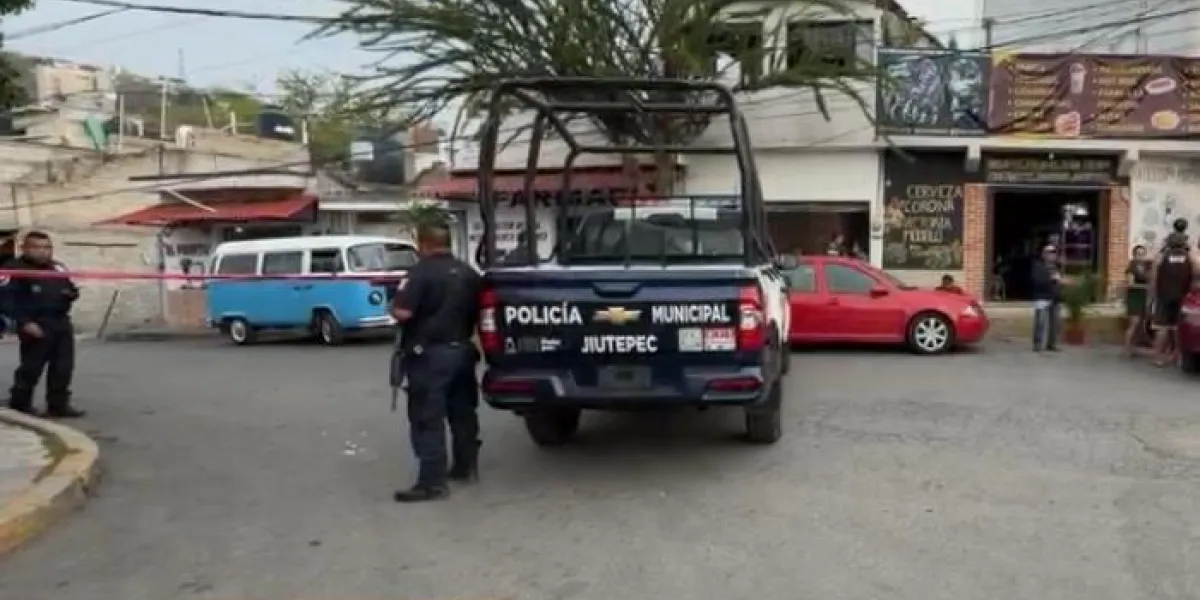 Un hombre fue asesinado a balazos dentro de una rosticería en la colonia Independencia de Jiutepec; agresores huyeron en vehículo.