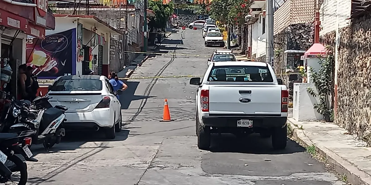 Dos hombres fueron baleados en Chamilpa, Cuernavaca; uno murió al llegar al hospital y otro se encuentra en estado crítico.