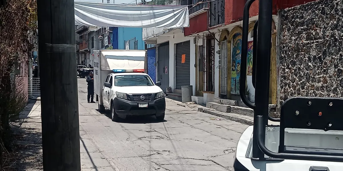 Autoridades localizaron el cuerpo de un hombre dentro de un contenedor en Tejalpa, Jiutepec; Fiscalía ya investiga el caso.