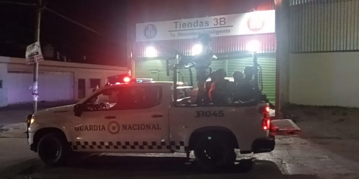 Sujetos armados asaltaron dos tiendas en Lomas del Carril, Temixco; una persona resultó lesionada durante el ataque.
