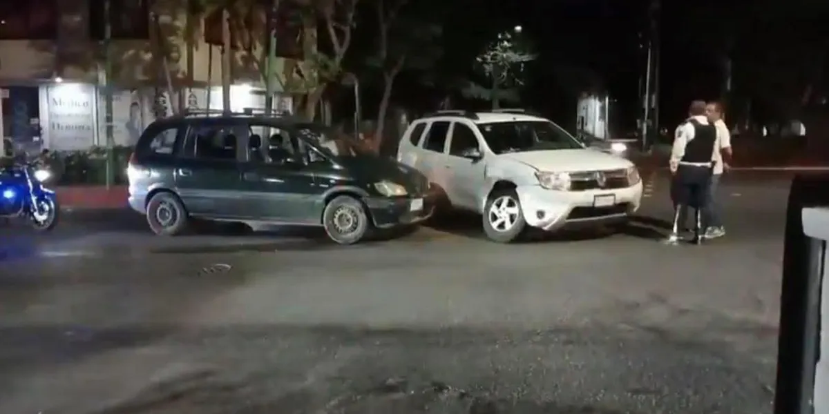 Accidente entre dos vehículos en avenida Morelos, en el centro de Cuernavaca, generó afectaciones viales; no hubo heridos graves.