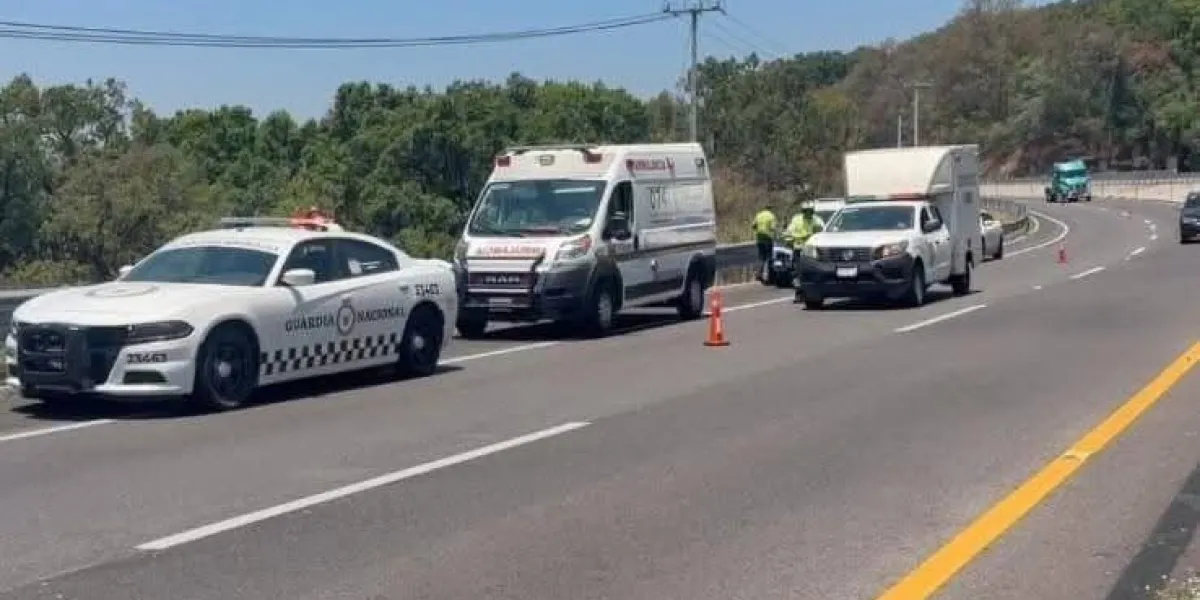 Dos cuerpos en estado de descomposición fueron localizados en la autopista La Pera–Cuautla, en Tepoztlán; presentaban huellas de violencia.