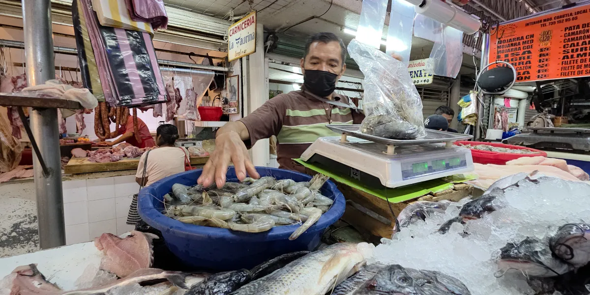 Ventas de pescados y mariscos en Cuautla caen hasta 50% durante Cuaresma; comerciantes esperan repunte en Semana Santa.
