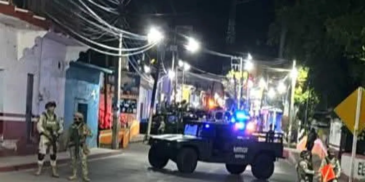 Ataque armado en avenida Zaragoza deja un muerto y dos heridos; cierran vialidad tras balacera cerca de Elektra.