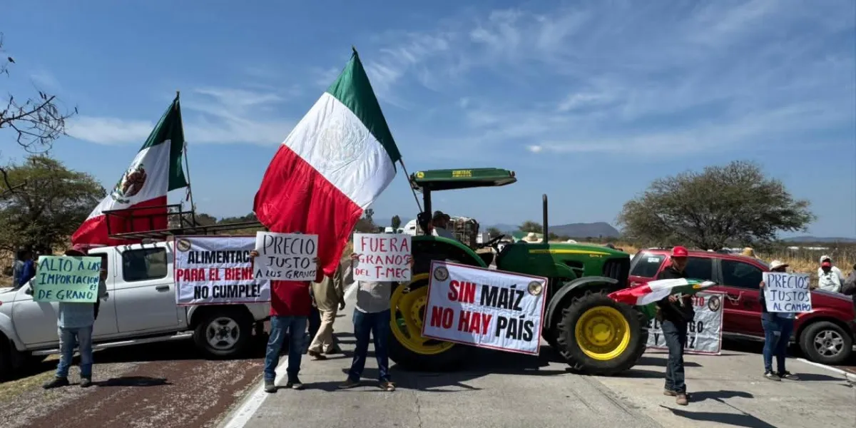   Campesinos bloquean la autopista Siglo XXI en Morelos; exigen seguridad, apoyo al campo y freno a importación de granos.