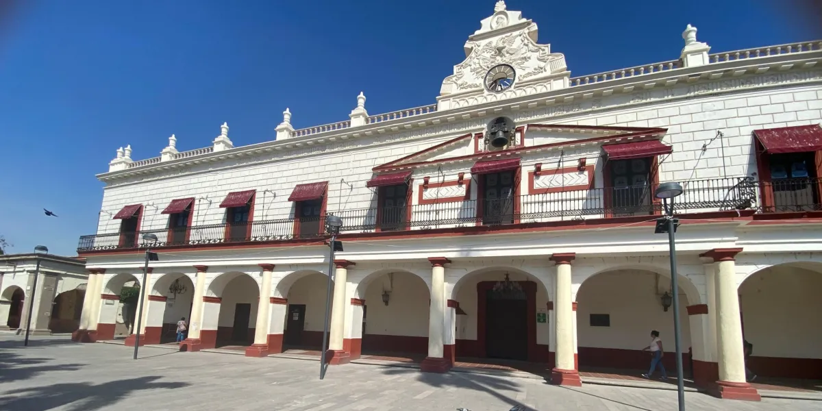 Detienen a funcionarios de Cuautla por presunta extorsión en trámite catastral; fueron sorprendidos en flagrancia.