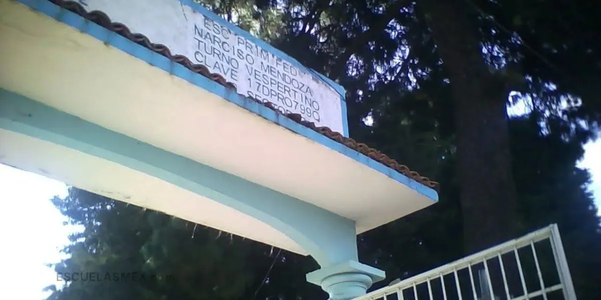 Una mujer falleció tras ser agredida con arma blanca dentro de una escuela en Jumiltepec; autoridades ya investigan los hechos y buscan a la responsable.