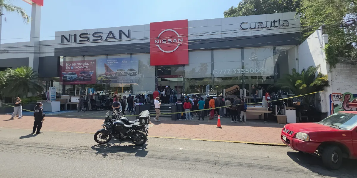 El desalojo de una agencia Nissan en Cuautla se realizó tras un juicio de desahucio por falta de pago; autoridades aseguran que fue legal.