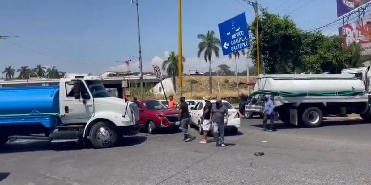 Operadores de pipas bloquean vialidades en Oaxtepec para exigir seguridad tras amenazas; afectan accesos a los Altos de Morelos.