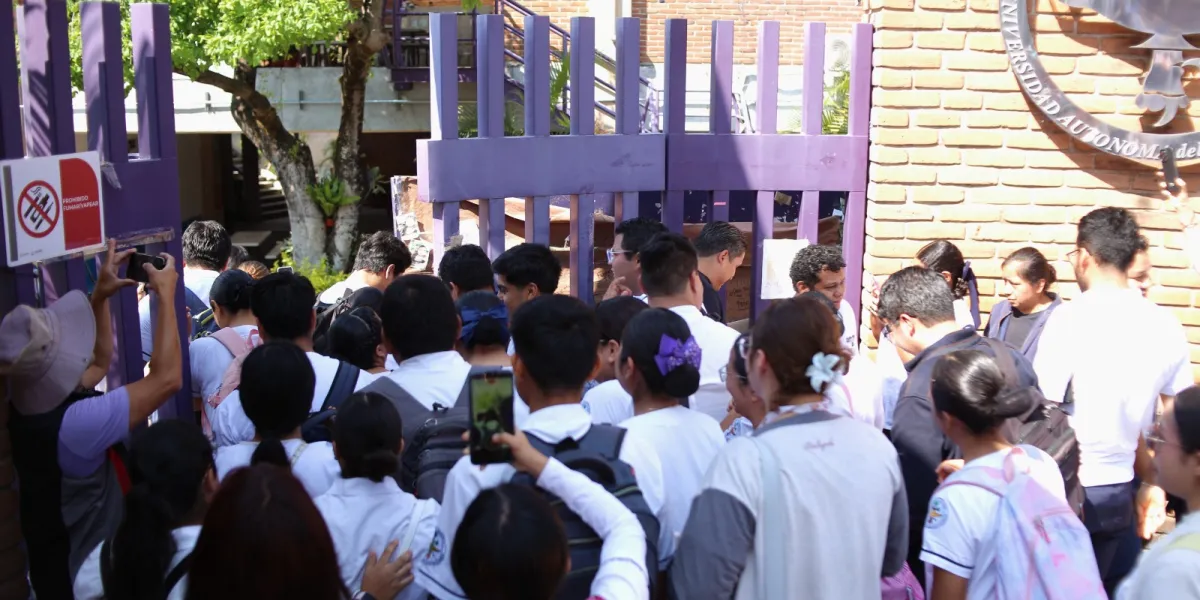 Alumnos de Enfermería de la UAEM retomaron clases tras recuperar instalaciones tomadas por paristas en Cuernavaca.