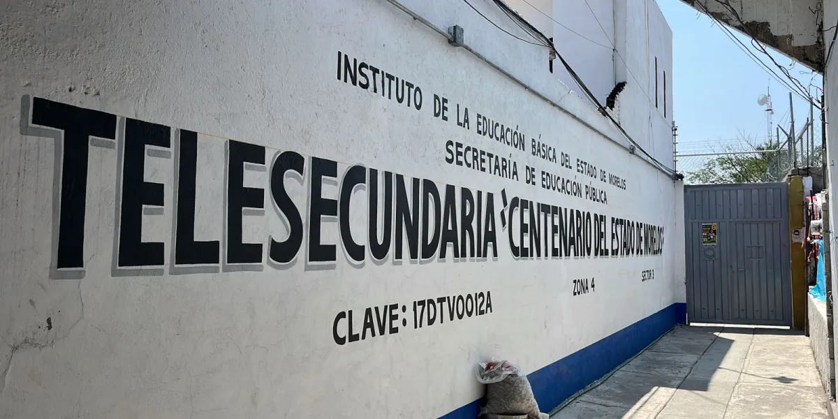 Padres de familia en Jojutla envían a alumnos con cascos por temor a colapso; IEBEM realizará dictamen estructural del plantel.