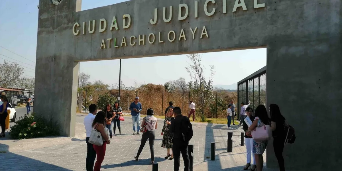 Cinco custodios del penal de Atlacholoaya fueron detenidos con celulares, droga y armas blancas en Morelos.