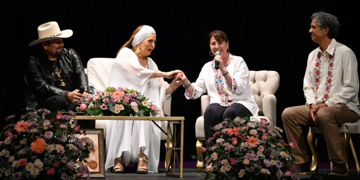 Elsa Aguirre recibe emotivo homenaje en el Teatro Ocampo de Cuernavaca