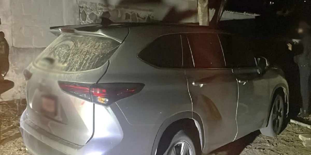 Autoridades detienen a dos hombres en Axochiapan con armas de alto calibre y droga; estarían vinculados a hechos delictivos en la región.