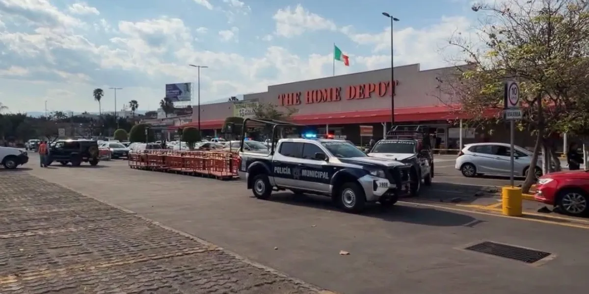Hombre armado es detenido en Chipitlán, Cuernavaca, tras amenazar a automovilista; portaba arma, dinero en efectivo y tenía antecedentes penales.