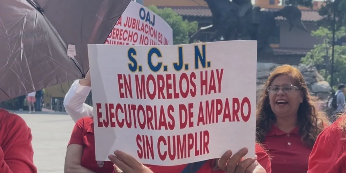 Jubilados del TSJ se manifestaron en Cuernavaca para exigir pagos, prestaciones e incrementos salariales pendientes.