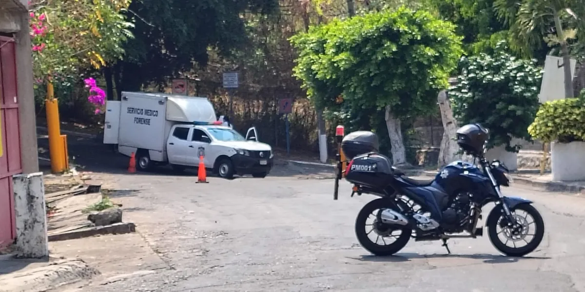 Un hombre murió tras sufrir un presunto infarto mientras conducía en Lomas de Cuernavaca; el vehículo se impactó contra un árbol. Autoridades investigan.