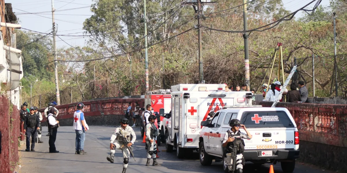 Autoridades localizaron el cuerpo de un hombre al fondo de la barranca de Amanalco, en Cuernavaca. La Fiscalía de Morelos ya investiga las causas del fallecimiento.