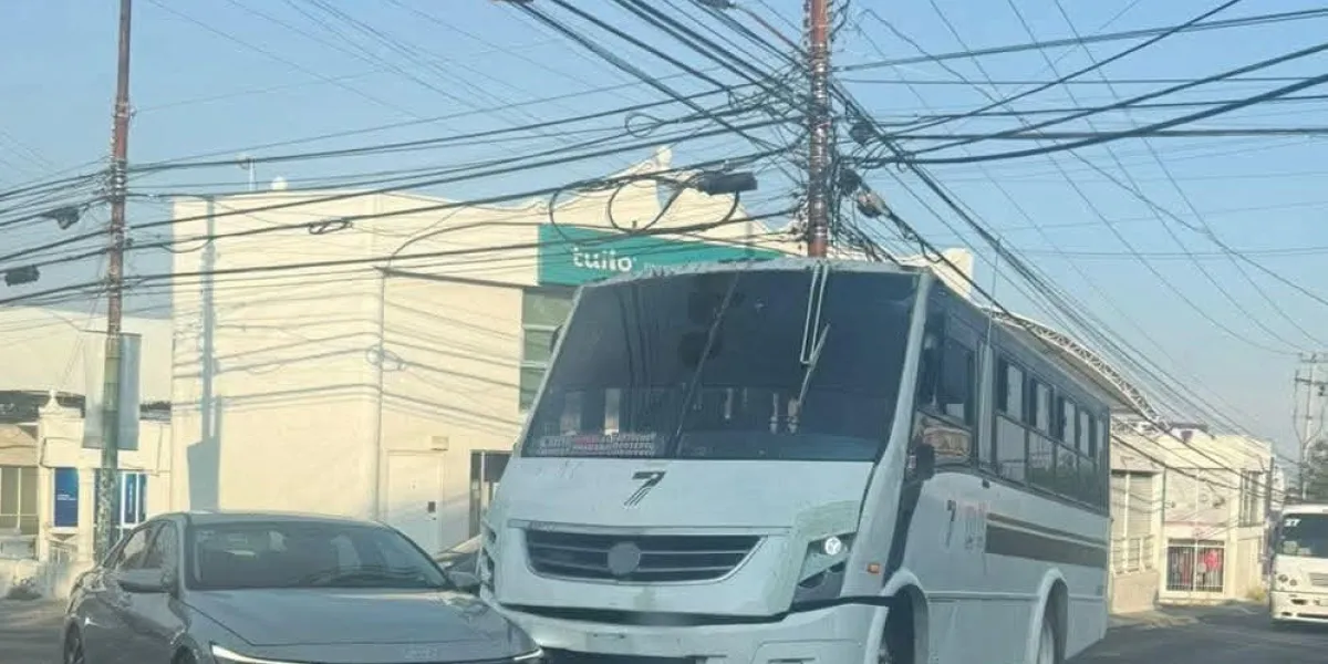 Un accidente entre una ruta 7 y un automóvil particular en avenida Domingo Diez de Cuernavaca provocó crisis nerviosas y afectaciones viales.