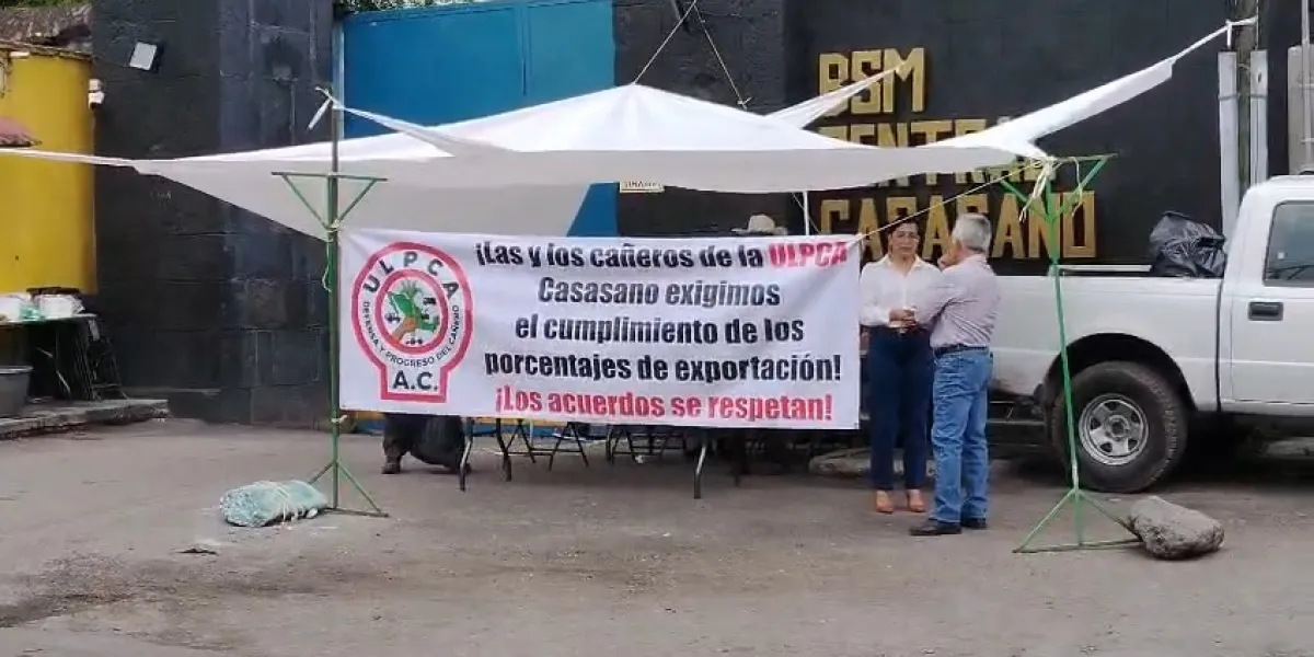 Productores cañeros mantienen bloqueo en Cuautla por presunto incumplimiento de Beta San Miguel en exportaciones de azúcar.
