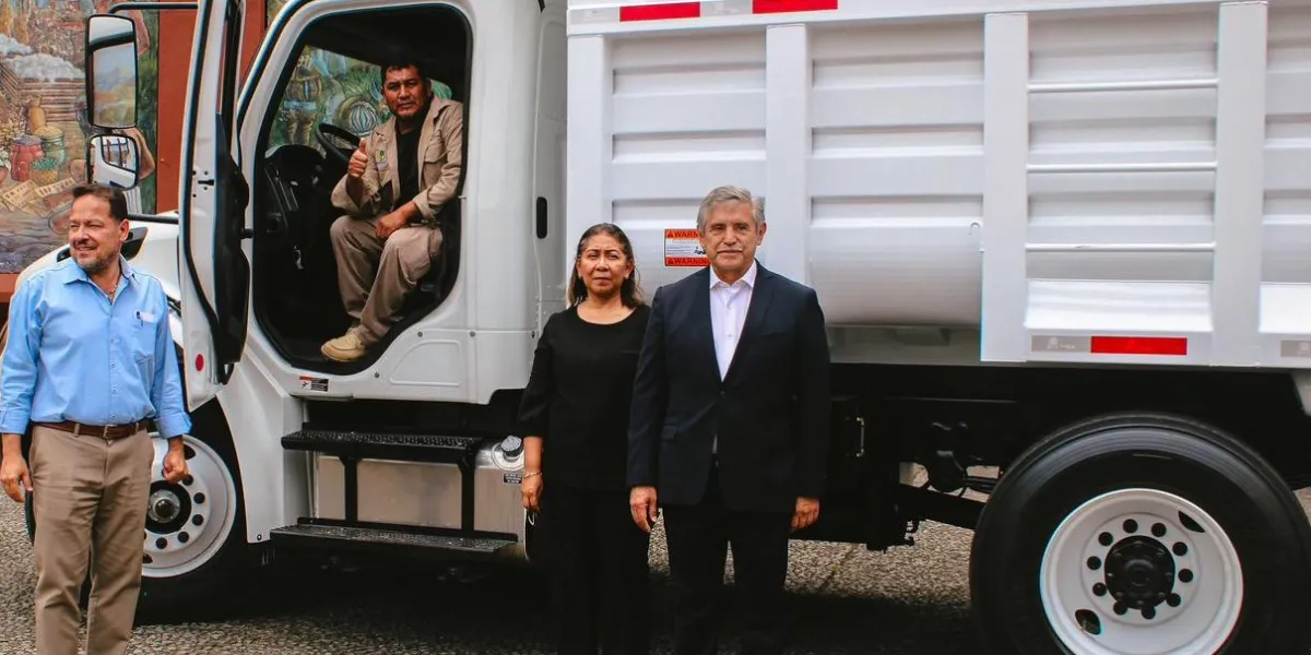 Cuernavaca refuerza servicios públicos con entrega de camión pipa y camión de volteo