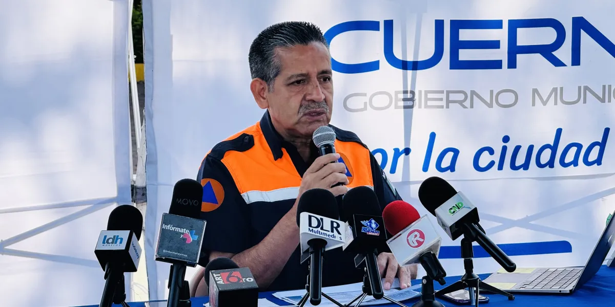 Protección Civil de Cuernavaca notificó a 60 familias asentadas en zonas de riesgo ante la temporada de lluvias y el pronóstico de huracanes que podrían impactar México.