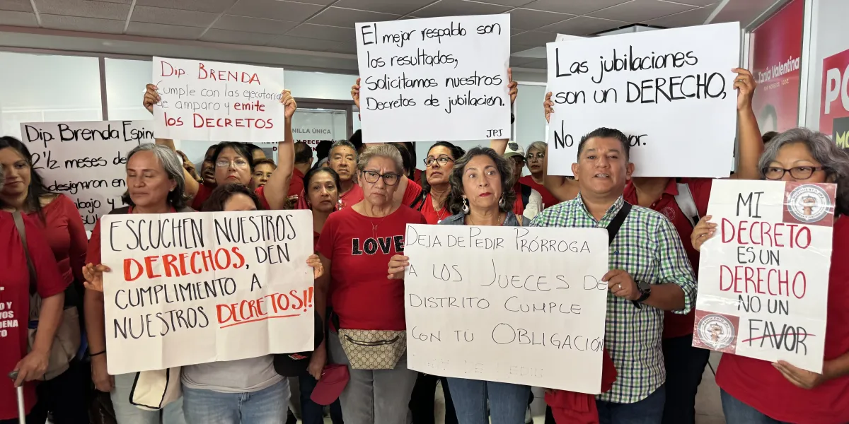 Jubilados del Poder Judicial protestaron en el Congreso de Morelos para exigir cumplimiento de sentencias de amparo y emisión de decretos de jubilación.
