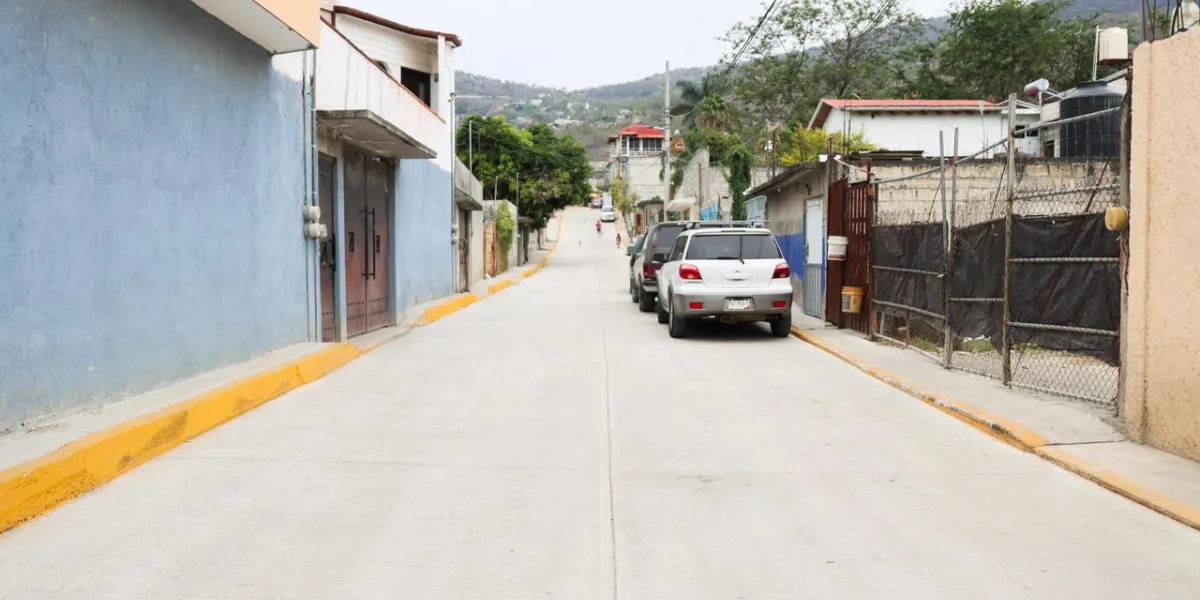 Jiutepec pavimenta la calle Insurgentes en Cliserio Alanís con inversión de 3.2 millones de pesos para mejorar la infraestructura vial.