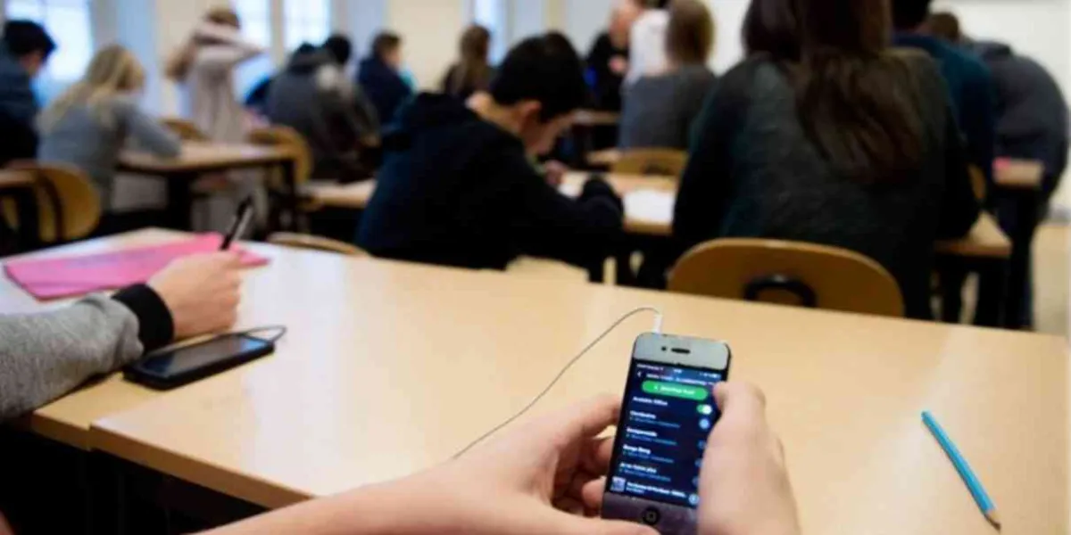 •	La regulación de dispositivos en escuelas