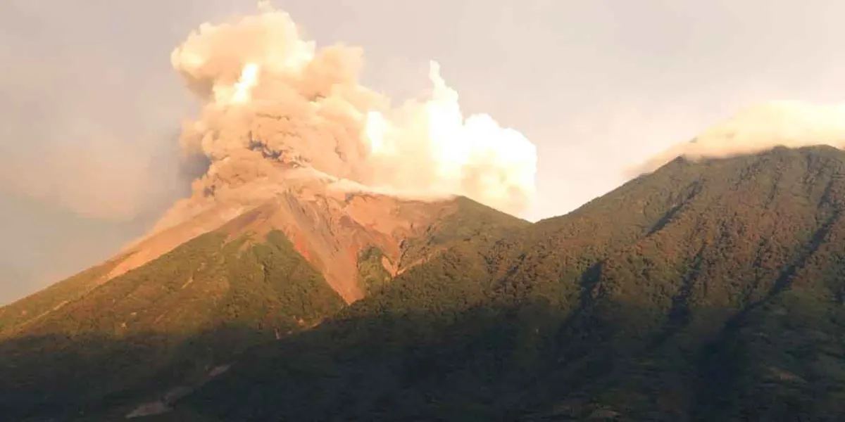 Volcán de Fuego entra en erupción: Guatemala declara alerta máxima y evacúa comunidades cercanas