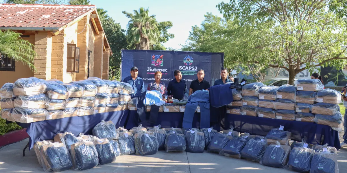 Jiutepec entrega 140 uniformes a trabajadores del SCAPSJ como parte de los acuerdos laborales y para fortalecer sus condiciones de trabajo.