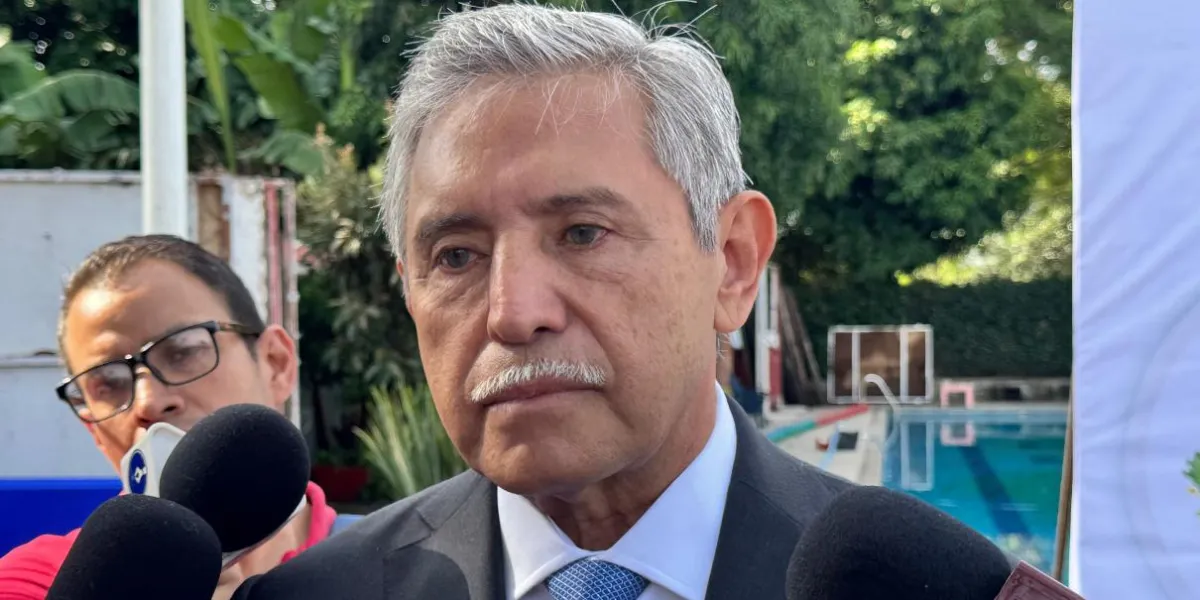 Urióstegui advierte sanciones y retiro de permisos a comerciantes en “Los Caballitos” del ALM