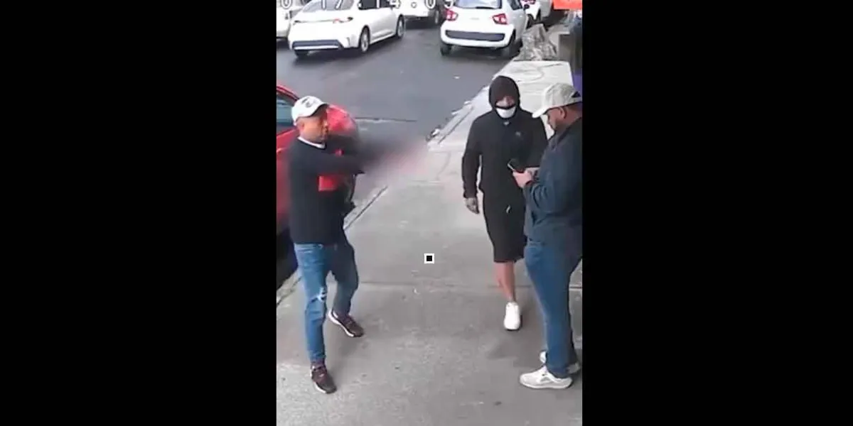  Ven a joven con su celular, regresan y lo encañonan en segundos. VIDEO