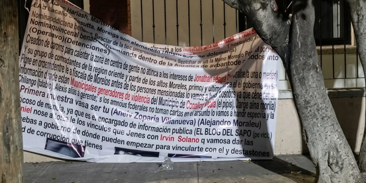 Dos lonas con presuntos mensajes atribuidos a la delincuencia organizada fueron localizadas durante la madrugada en distintos puntos de Cuautla.
