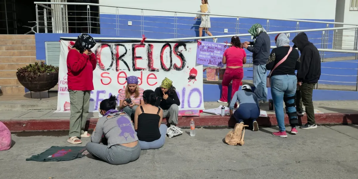 Colectivos feministas protestaron afuera del TSJ en Cuautla y denunciaron retrasos en casos de feminicidio y violencia contra mujeres y niñas.