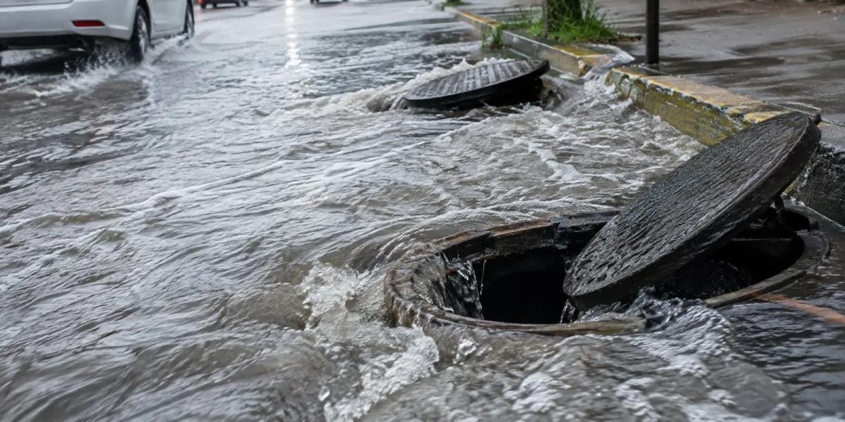 Lluvias generan riesgos por escurrimientos, drenajes abiertos y arrastre de piedras en distintas zonas de la ciudad.