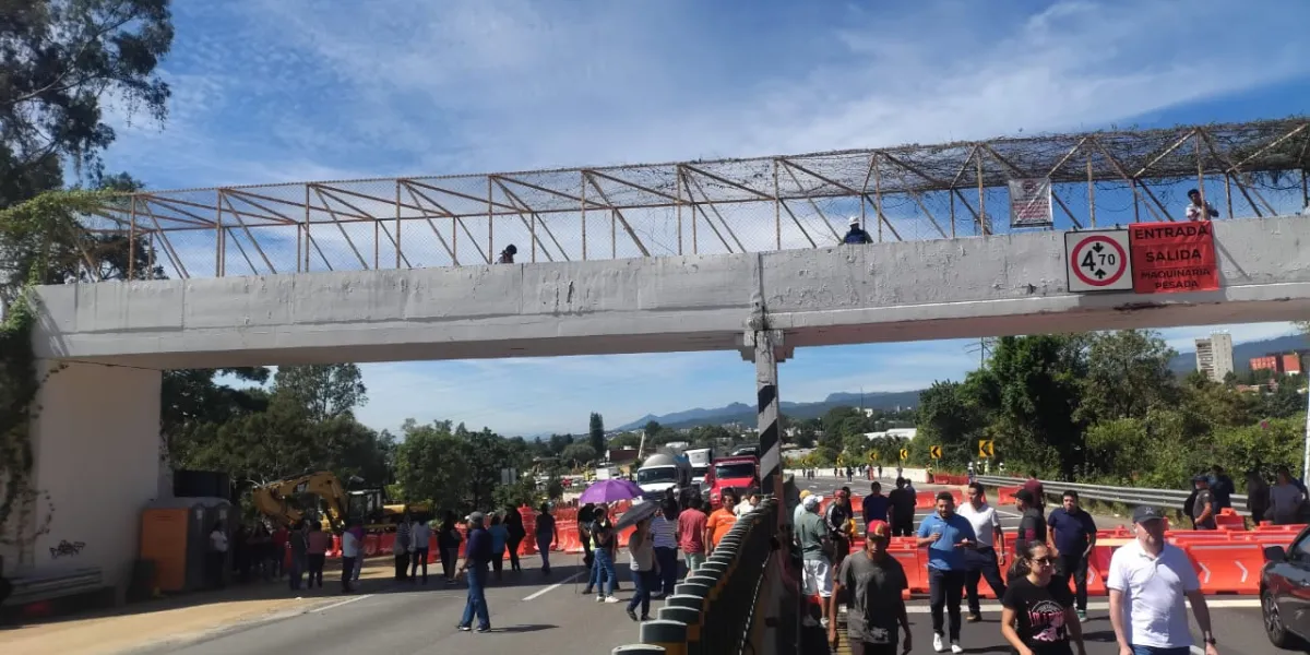 Habitantes de Chamilpa volvieron a cerrar la México-Cuernavaca para exigir una solución al desabasto provocado por daños recurrentes en la red hidráulica.