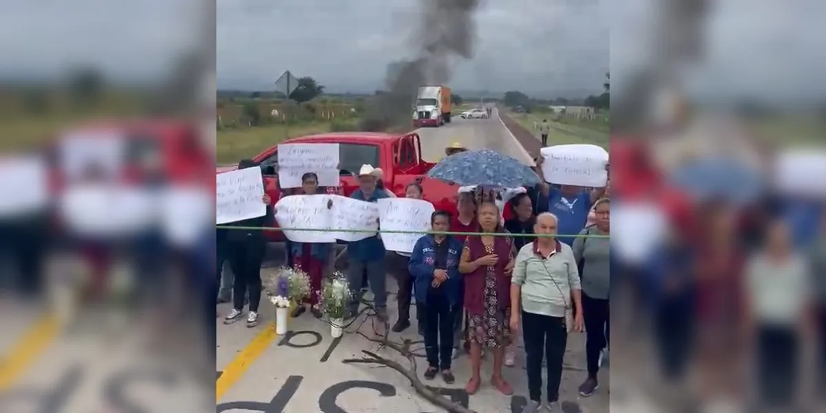 Habitantes de Temoac bloquean la Siglo XXI para exigir entrega de un cuerpo