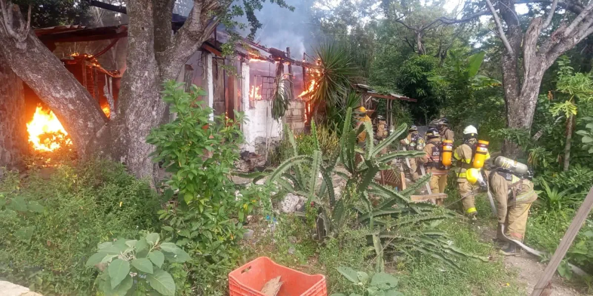 El fuego dañó muebles, cableado y parte de una vivienda en la colonia Pablo Torres Burgos