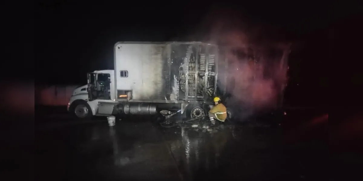 Bomberos de Yautepec atienden incendio de tractocamión