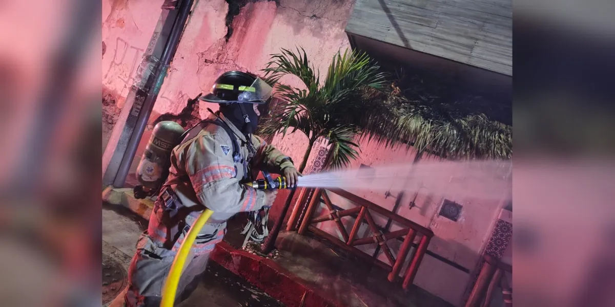 El fuego afectó una palapa en la fachada de la Cevichería Esther; no se reportaron personas lesionadas.