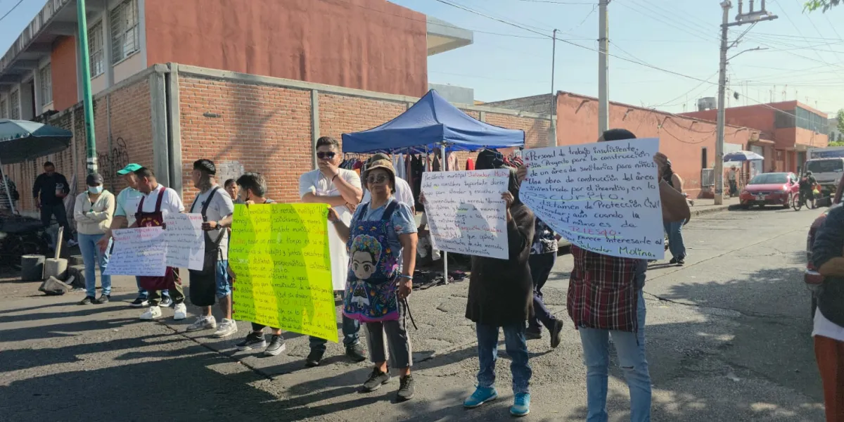 Los inconformes mantienen cerradas calles del centro de Cuautla y piden que el alcalde Salvador Molina explique directamente las decisiones sobre el centro de abasto.