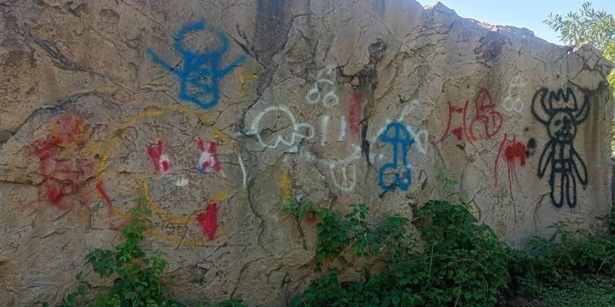 Grafitis en zona arqueológico 