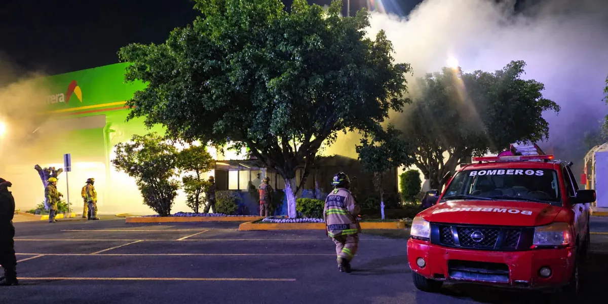 El fuego destruyó el área administrativa de un estacionamiento de Bodega Aurrerá; la posible relación con cobro de piso permanece bajo investigación.