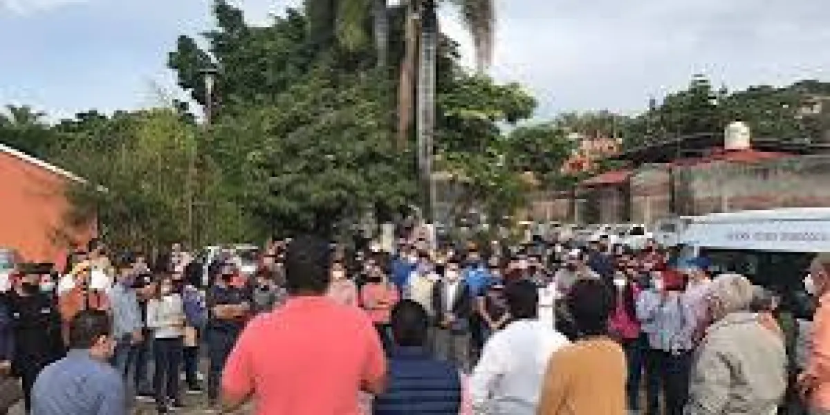 Demandan docentes reducción injustificada en su salario