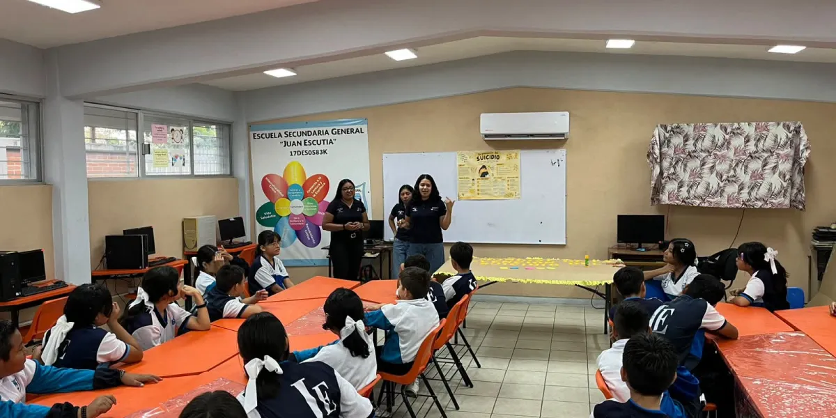 Alumnos recibieron orientación para identificar señales de alerta y fortalecer redes de apoyo ante crisis emocionales.